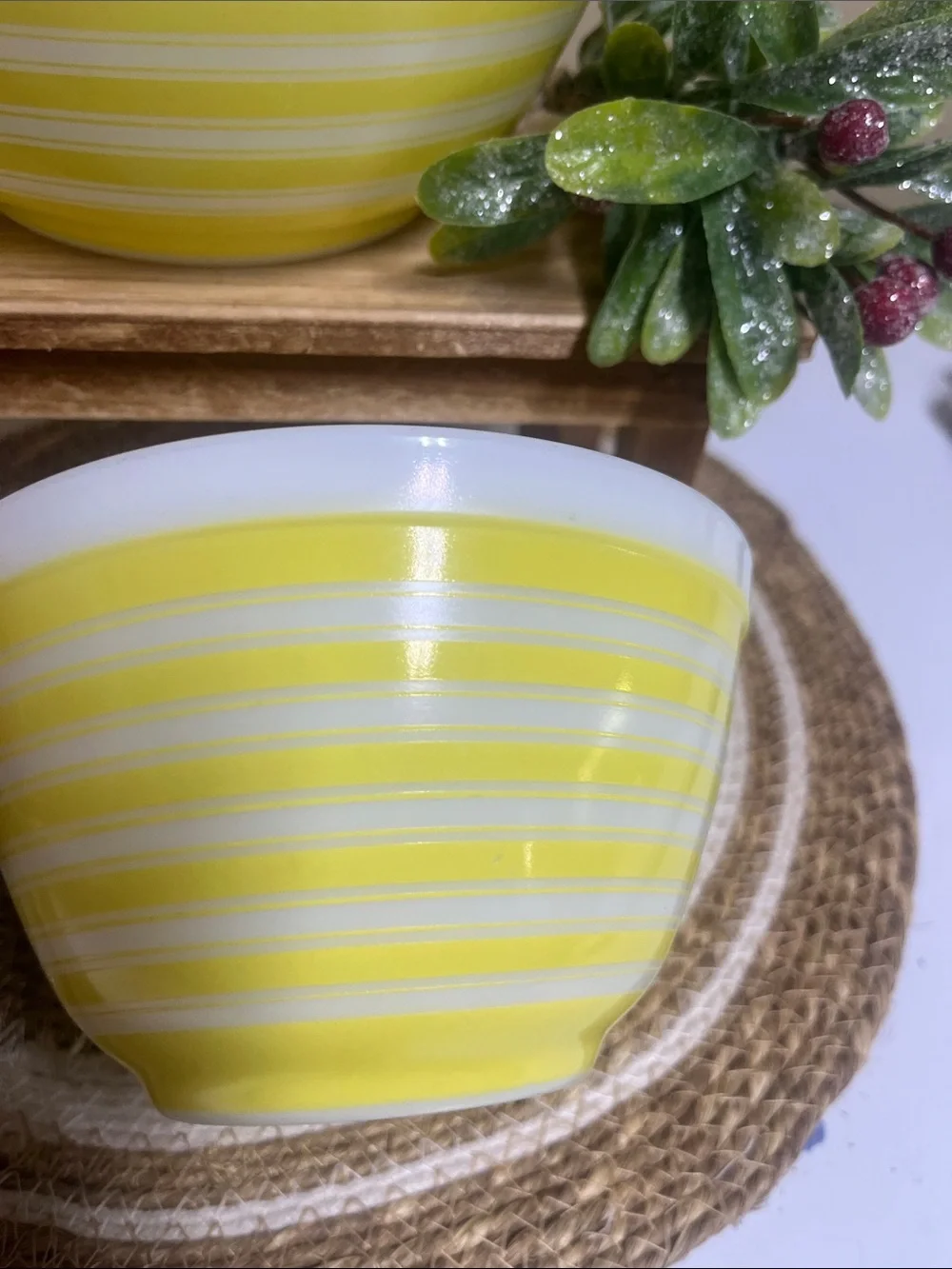 Pyrex 2 pc Yellow Stripe nesting bowls 1.5 pt & 1.5 qt in good condition